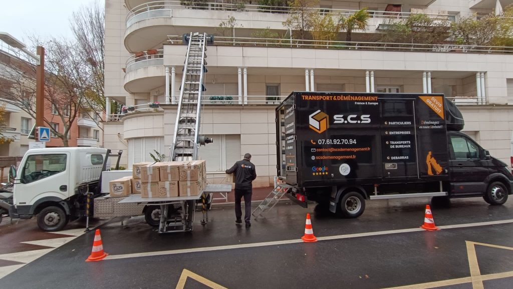 photo de l'utilisation d'un monte-meuble pour un déménagement au 1er étage