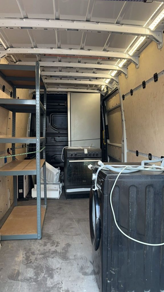 photo d'un camion de déménagement comportant une machine à laver et frigo