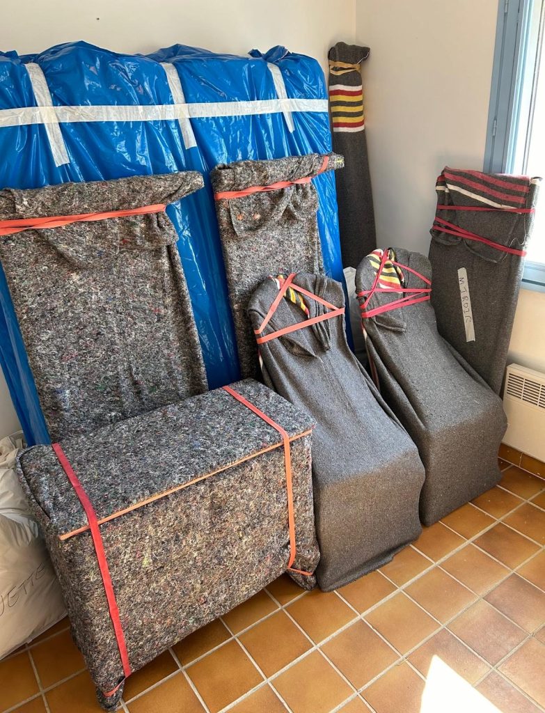 mobilier emballé et pret a etre transporté en sécurité